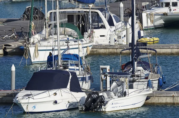 Itália, Sicília, Mar Mediterrâneo, Marina di Ragusa; 15 Maio 2016, barcos e iates de luxo no porto - EDITORIAL — Fotografia de Stock