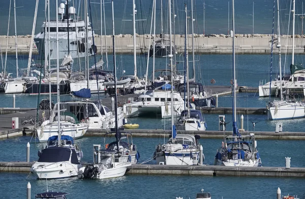 Italien, Sizilien, Mittelmeer, Marina di ragusa; 15. Mai 2016, Boote und Luxusyachten im Hafen - Leitartikel — Stockfoto