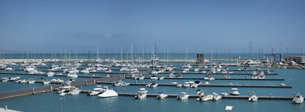 Itália, Sicília, Mar Mediterrâneo, Marina di Ragusa; barcos e iates de luxo no porto — Fotografia de Stock