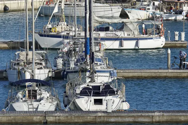 意大利的西西里岛，地中海，玛丽娜迪拉古;2016 年 5 月 17 日，渔船和豪华游艇在港口-社论 — 图库照片