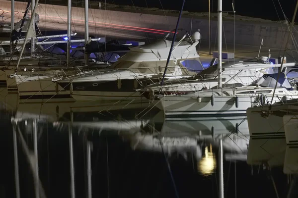 Italia, Sicilia, Mar Mediterraneo, Marina di Ragusa; 18 maggio 2016, yacht di lusso nel porto di notte - EDITORIALE — Foto Stock