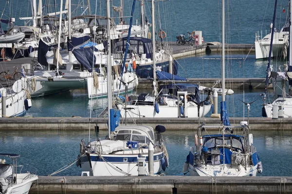 意大利的西西里岛，地中海，玛丽娜迪拉古;2016 年 5 月 18 日，豪华游艇在港口-社论 — 图库照片