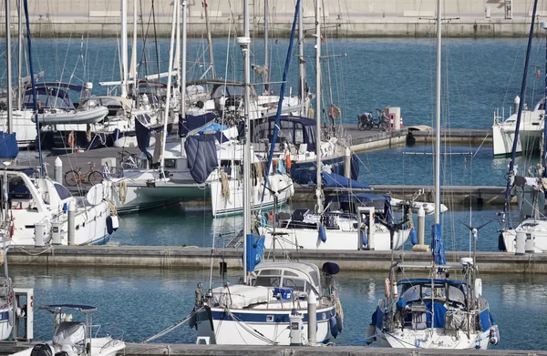 Italia, Sicilia, Mar Mediterráneo, Marina di Ragusa; 18 Mayo 2016, yates de lujo en el puerto - EDITORIAL — Foto de Stock