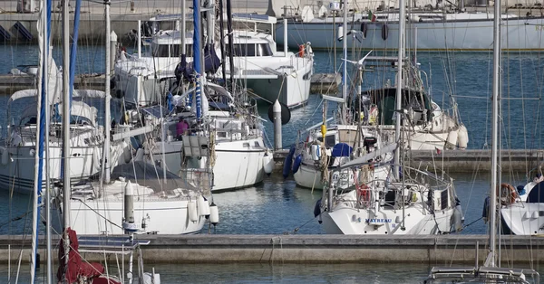 Italia, Sicilia, Mar Mediterráneo, Marina di Ragusa; 18 Mayo 2016, yates de lujo en el puerto - EDITORIAL — Foto de Stock