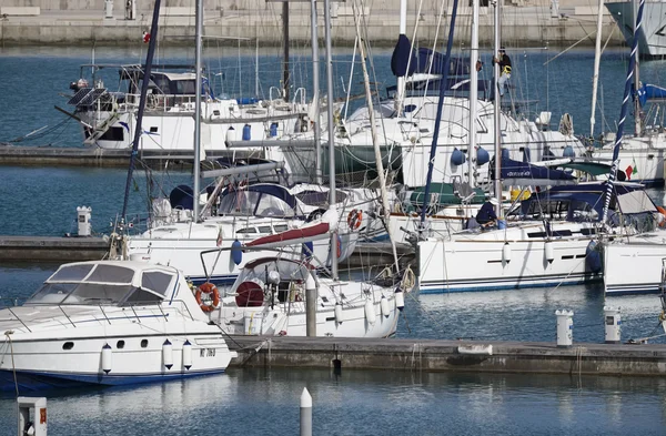 Italien, Sizilien, Mittelmeer, Marina di ragusa; 18. Mai 2016, Luxusyachten im Hafen - Leitartikel — Stockfoto
