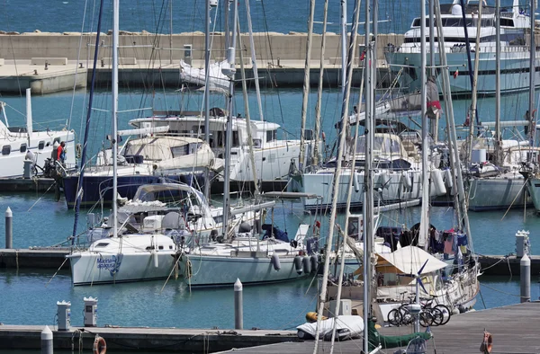 Italia, Sicilia, Mar Mediterráneo, Marina di Ragusa; 18 Mayo 2016, yates de lujo en el puerto - EDITORIAL —  Fotos de Stock