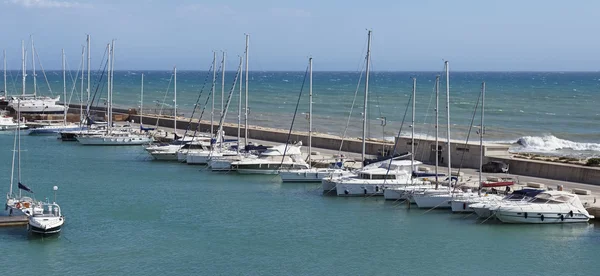 Italia, Sicilia, Mar Mediterráneo, Marina di Ragusa; 20 Mayo 2016, yates de lujo en el puerto - EDITORIAL —  Fotos de Stock