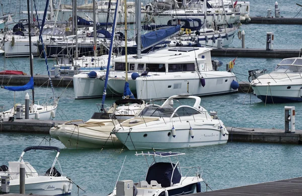 Италия, Сицилия, Средиземное море, Marina di Ragusa; 21 мая 2016, лодки и роскошные яхты в порту - РЕДАКЦИЯ — стоковое фото