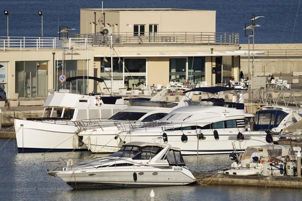 Italien, Sicilien, Medelhavet, Marina di Ragusa; 21 maj 2016, segelbåtar båtar och lyxiga i hamnen - ledare — Stockfoto