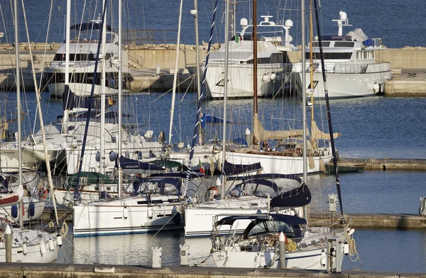 Italien, Sizilien, Mittelmeer, Marina di ragusa; 21. Mai 2016, Boote und Luxusyachten im Hafen - Leitartikel — Stockfoto