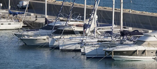 Włochy, Sycylia, Morze Śródziemne, Marina di Ragusa; Nie 22 maj 2016, luksusowe jachty w porcie - Redakcja — Zdjęcie stockowe