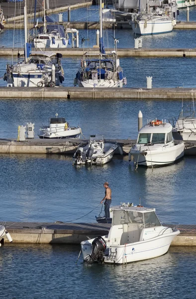 Italien, Sizilien, Mittelmeer, Marina di ragusa; 22. Mai 2016, Boote und Luxusyachten im Hafen - Leitartikel — Stockfoto