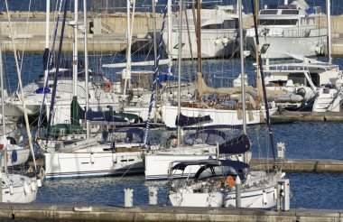 İtalya, Sicilya, Akdeniz, Marina di Ragusa; 24 Mayıs 2016, Lüks Yatlar port - Editörden