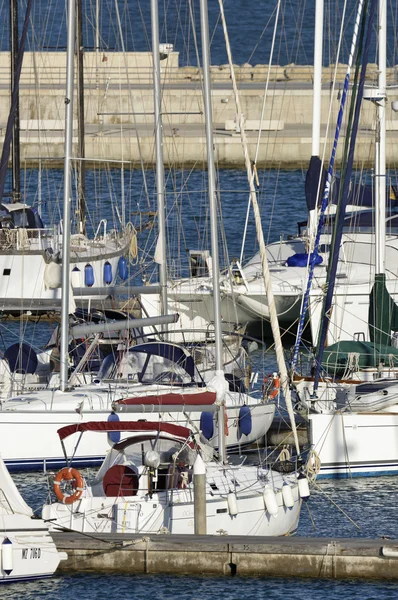 Itália, Sicília, Mar Mediterrâneo, Marina di Ragusa; 24 Maio 2016, iates de luxo no porto - EDITORIAL — Fotografia de Stock