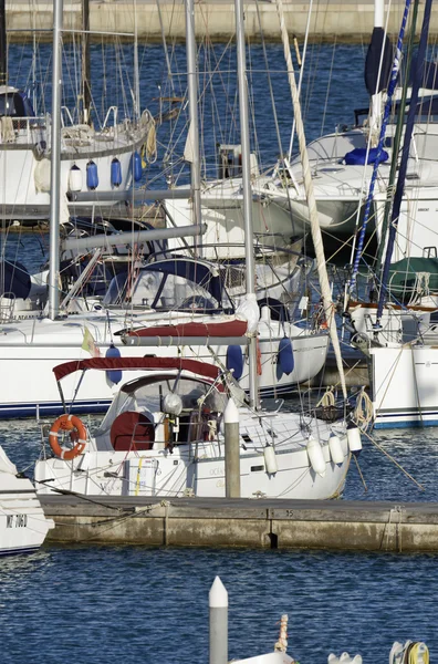 Italia, Sicilia, Mar Mediterráneo, Marina di Ragusa; 24 Mayo 2016, yates de lujo en el puerto - EDITORIAL —  Fotos de Stock