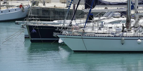 Italia, Sicilia, Mar Mediterráneo, Marina di Ragusa; 25 Mayo 2016, yates de lujo en el puerto - EDITORIAL — Foto de Stock