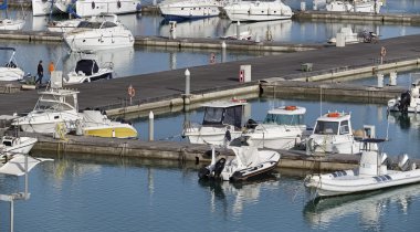 İtalya, Sicilya, Akdeniz, Marina di Ragusa; 25 Mayıs 2016, limanda tekneler ve lüks yatlar - Editörden