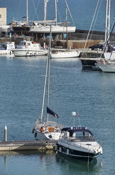 Italien, Sizilien, Mittelmeer, Marina di ragusa; 25. Mai 2016, Boote und Luxusyachten im Hafen - Leitartikel — Stockfoto