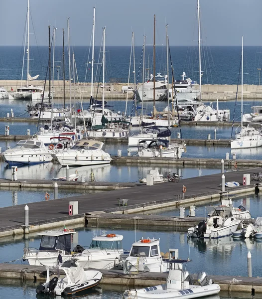 Itália, Sicília, Mar Mediterrâneo, Marina di Ragusa; 25 Maio 2016, barcos e iates de luxo no porto - EDITORIAL — Fotografia de Stock