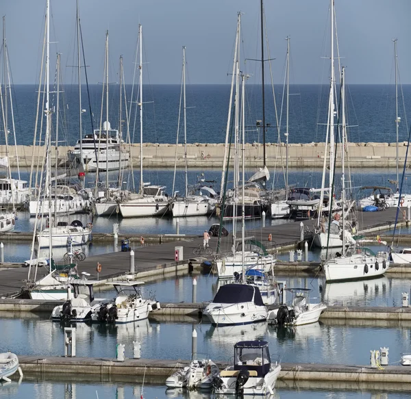 Italia, Sicilia, Mar Mediterráneo, Marina di Ragusa; 25 Mayo 2016, barcos y yates de lujo en el puerto - EDITORIAL —  Fotos de Stock