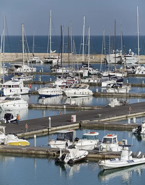 Itália, Sicília, Mar Mediterrâneo, Marina di Ragusa; 25 Maio 2016, barcos e iates de luxo no porto - EDITORIAL — Fotografia de Stock