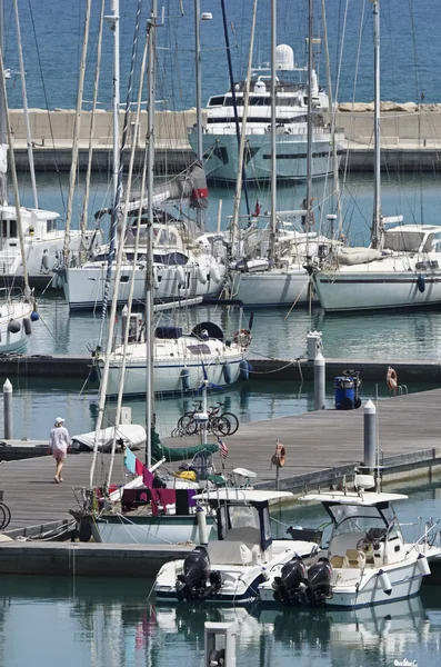 Italie, Sicile, Méditerranée, Marina di Ragusa ; 26 mai 2016, bateaux et yachts de luxe dans le port - EDITORIAL — Photo