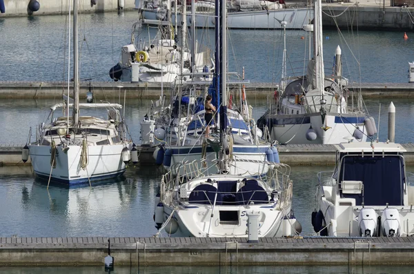 Italia, Sicilia, Mar Mediterraneo, Marina di Ragusa; 26 maggio 2016, yacht di lusso in porto - EDITORIALE — Foto Stock