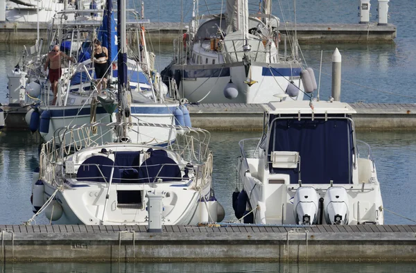 Италия, Сицилия, Средиземное море, Marina di Ragusa; 26 мая 2016, роскошные яхты в порту - EDITORIAL — стоковое фото