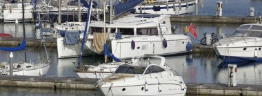 İtalya, Sicilya, Akdeniz, Marina di Ragusa; 26 Mayıs 2016, tekneler ve Lüks Yatlar port - Editörden