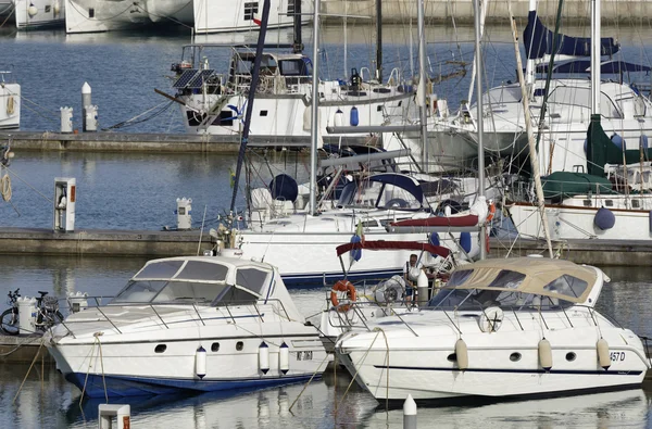 Italia, Sicilia, Mar Mediterráneo, Marina di Ragusa; 26 Mayo 2016, barcos y yates de lujo en el puerto - EDITORIAL — Foto de Stock