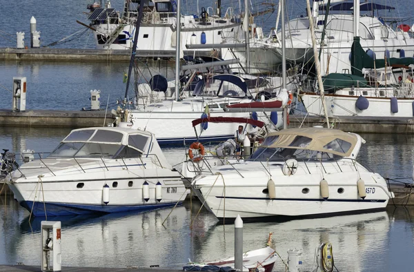 Itália, Sicília, Mar Mediterrâneo, Marina di Ragusa; 26 Maio 2016, barcos e iates de luxo no porto - EDITORIAL — Fotografia de Stock