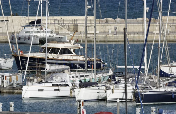 Włochy, Sycylia, Morze Śródziemne, Marina di Ragusa; 27 maja 2016 roku, łodzie i luksusowe jachty w porcie - Redakcja — Zdjęcie stockowe