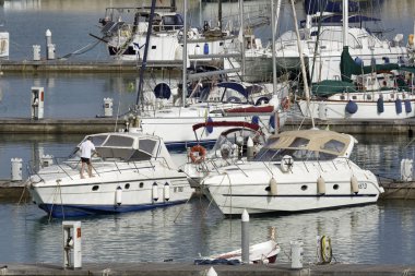İtalya, Sicilya, Akdeniz, Marina di Ragusa; 28 Mayıs 2016, tekneler ve Lüks Yatlar port - Editörden