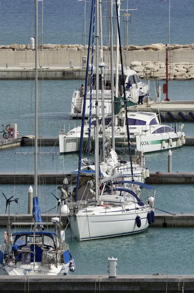 Италия, Сицилия, Средиземное море, Marina di Ragusa; 29 мая 2016, роскошные яхты в порту - EDITORIAL — стоковое фото