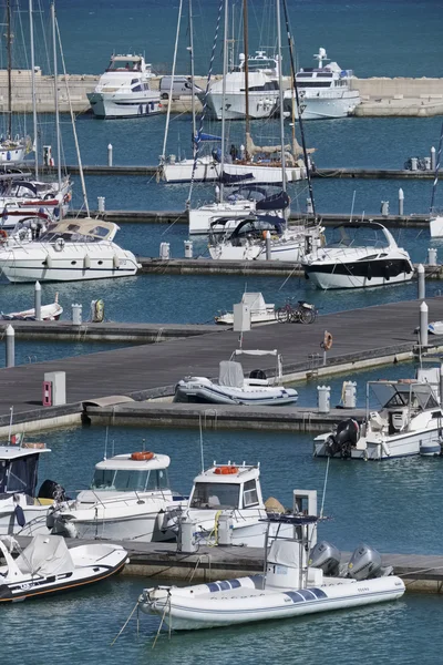 Италия, Сицилия, Средиземное море, Marina di Ragusa; 30 мая 2016, лодки и роскошные яхты в порту - РЕДАКЦИЯ — стоковое фото