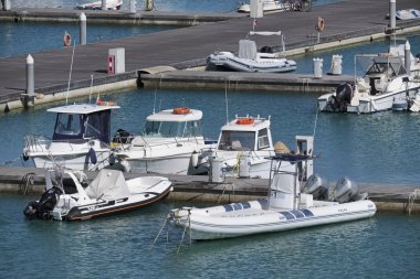 İtalya, Sicilya, Akdeniz, Marina di Ragusa; 30 Mayıs 2016, tekneler ve Lüks Yatlar port - Editörden