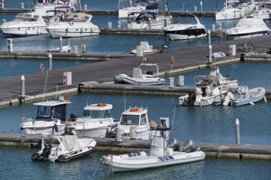İtalya, Sicilya, Akdeniz, Marina di Ragusa; 30 Mayıs 2016, tekneler ve Lüks Yatlar port - Editörden