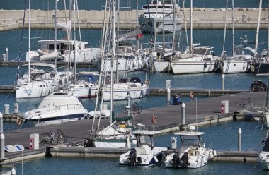 İtalya, Sicilya, Akdeniz, Marina di Ragusa; 30 Mayıs 2016, tekneler ve Lüks Yatlar port - Editörden