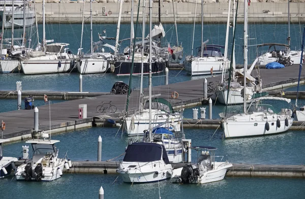 Италия, Сицилия, Средиземное море, Marina di Ragusa; 30 мая 2016, лодки и роскошные яхты в порту - РЕДАКЦИЯ — стоковое фото