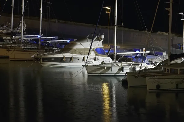 Италия, Сицилия, Средиземное море, Marina di Ragusa; 30 мая 2016, роскошные яхты в порту ночью - РЕДАКЦИЯ — стоковое фото