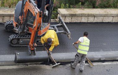 İtalya, Sicilya; 1 Haziran 2016, erkekler bir yol - yazı işleri tamir iş başında