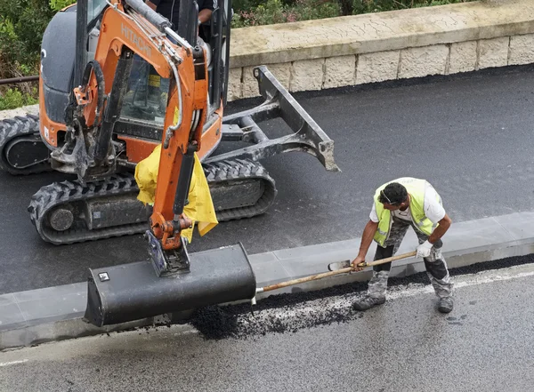 Italy, Sicily; 1 June 2016, men at work fixing a road - EDITORIAL — Stock Photo, Image