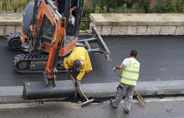 Italia, Sicilia; 1 de junio de 2016, los hombres en el trabajo de fijación de una carretera - EDITORIAL —  Fotos de Stock