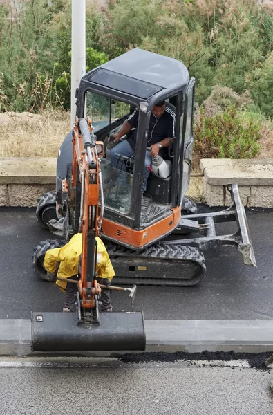 Italia, Sicilia; 1 de junio de 2016, los hombres en el trabajo de fijación de una carretera - EDITORIAL —  Fotos de Stock