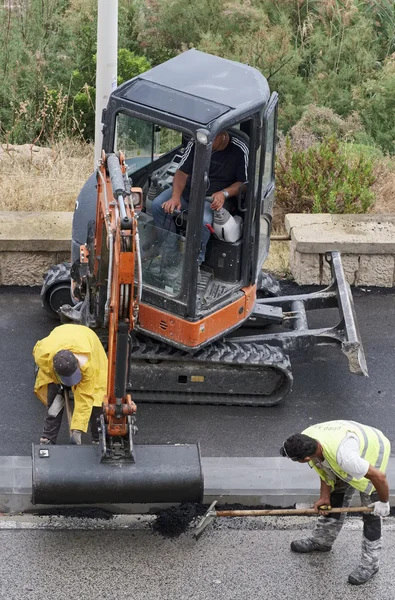 Italia, Sicilia; 1 de junio de 2016, los hombres en el trabajo de fijación de una carretera - EDITORIAL —  Fotos de Stock