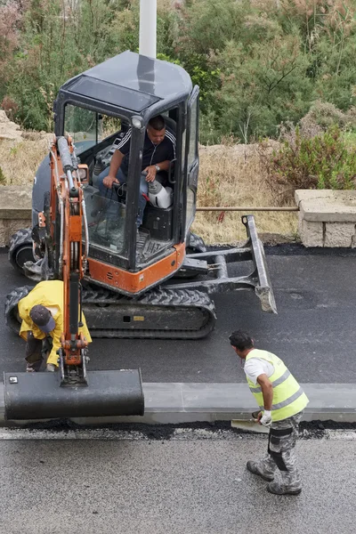 Italia, Sicilia; 1 de junio de 2016, los hombres en el trabajo de fijación de una carretera - EDITORIAL —  Fotos de Stock