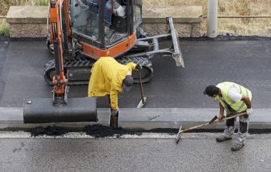 İtalya, Sicilya; 1 Haziran 2016, erkekler bir yol - yazı işleri tamir iş başında