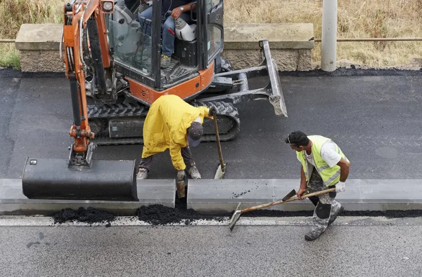 Italia, Sicilia; 1 de junio de 2016, los hombres en el trabajo de fijación de una carretera - EDITORIAL —  Fotos de Stock