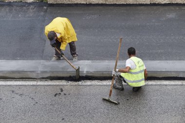 İtalya, Sicilya; 1 Haziran 2016, erkekler bir yol - yazı işleri tamir iş başında