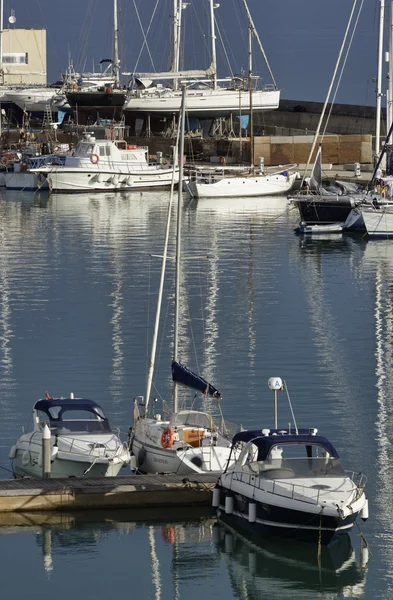 Италия, Сицилия, Средиземное море, Marina di Ragusa; 1 июня 2016, лодки и роскошные яхты в порту - РЕДАКЦИЯ — стоковое фото